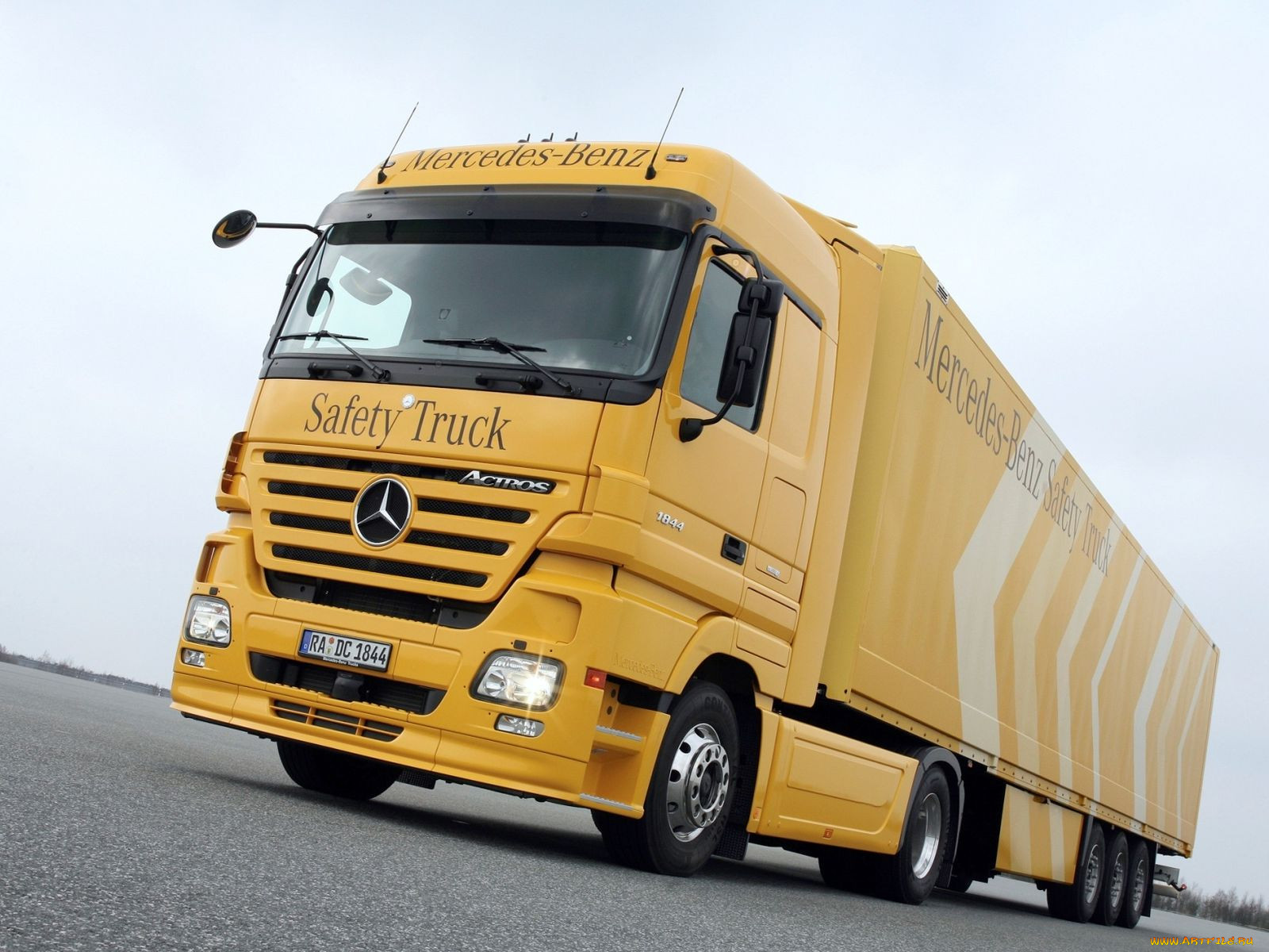 , mercedes, trucks